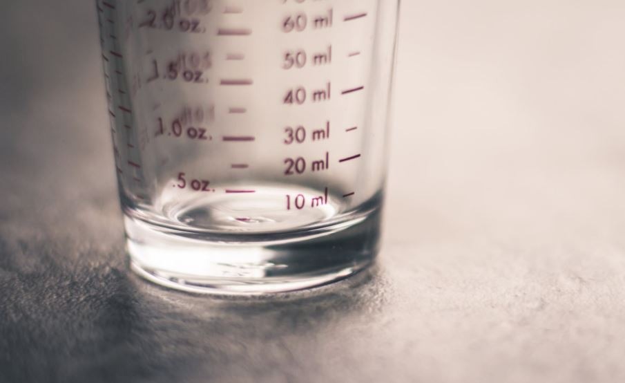 a liquid meaasuring glass with ounces
