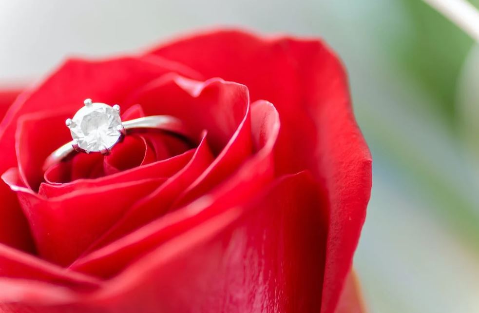 5 Helpful Tips for Buying an Engagement Ring