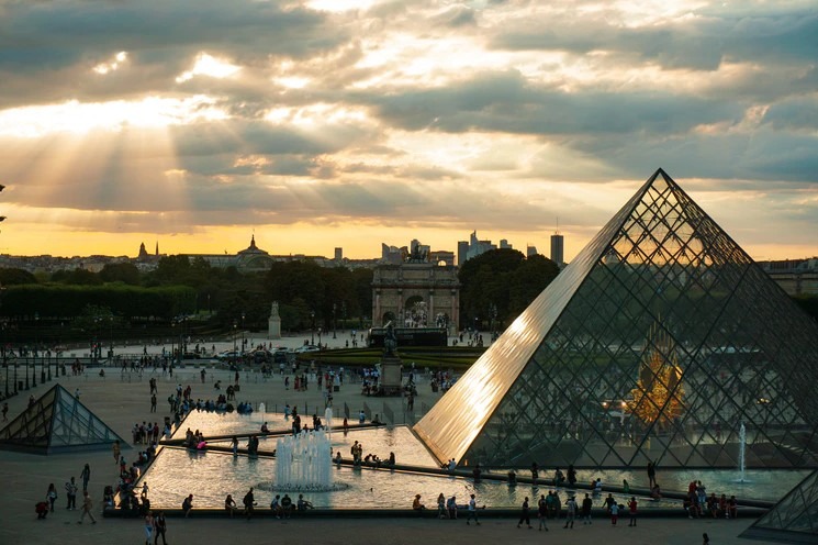 Be amazed by the Louvre Museum