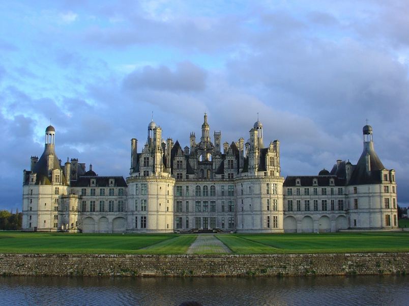 Loire-Valley-castle-France-tourist-destination-castle-and-river-