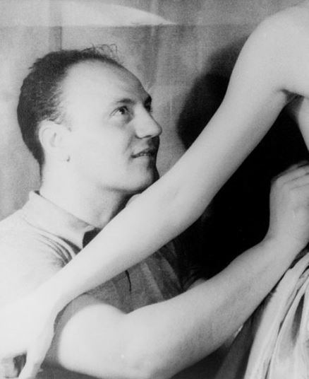 Pierre-Balmain-photographed-by-Carl-Van-Vechten-1947
