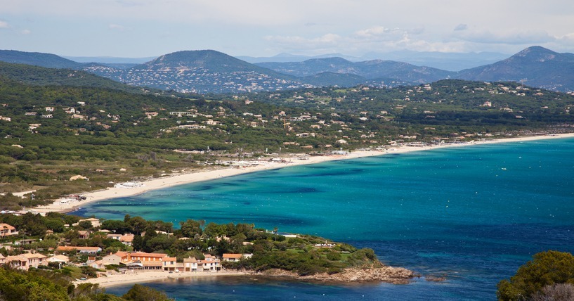 the-Pampelonne-beach-in-St.-Tropez-mountains-and-buildings